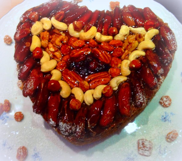 Koristeltu taatelikakku