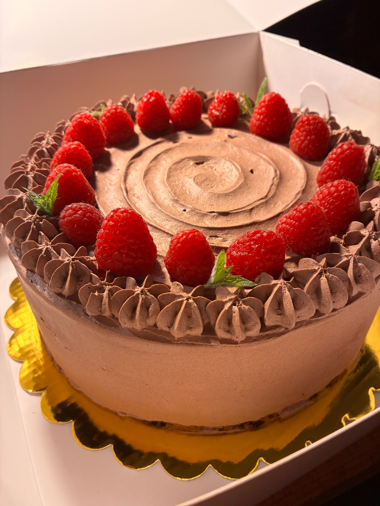 Vegaaninen suklaatäytekakku